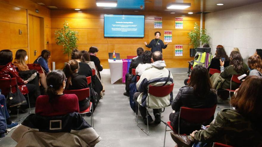 Una de las ponencias del simposio LGTBI, de Cambados, celebrado en Exposalnés. | // IÑAKI ABELLA