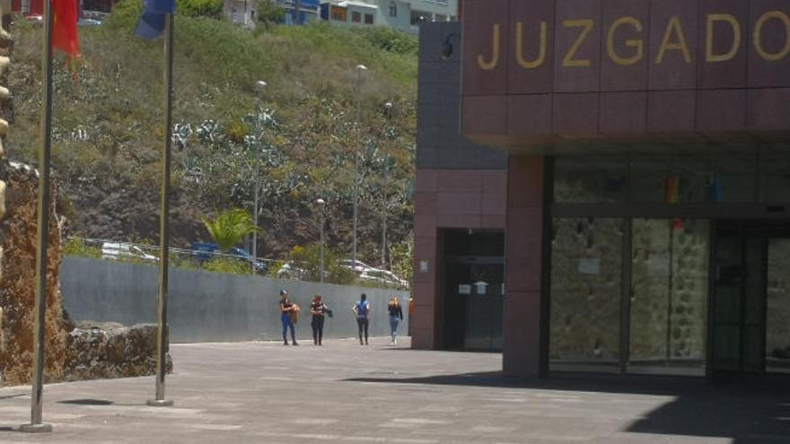 Familiares de uno de los detenidos que ha ingresado en prisión, ayer en los juzgados.