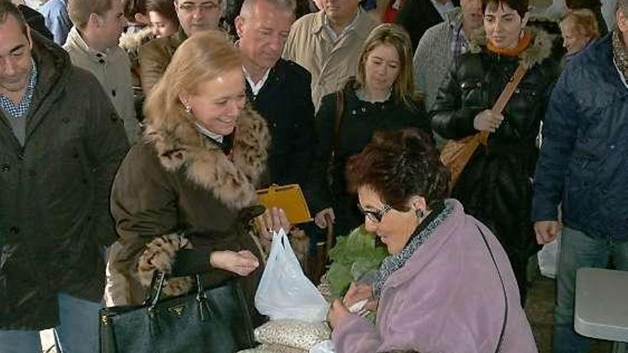 Mercedes Fernández, comprando fabes en el mercado de Cangas de Onís.