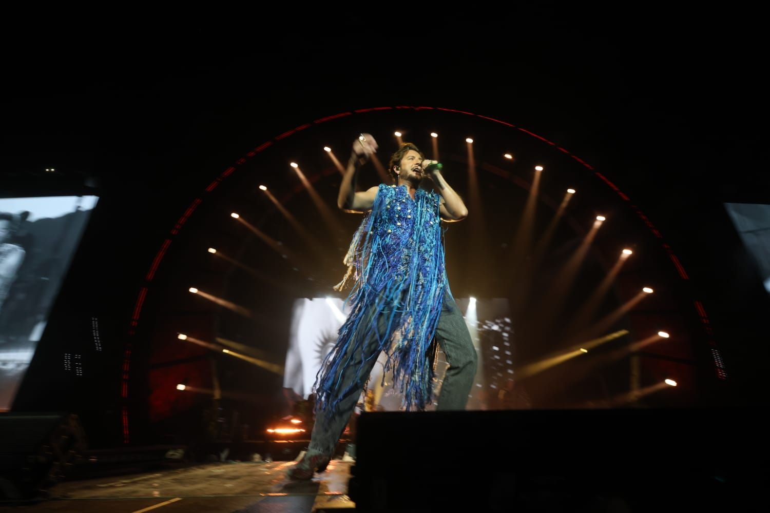Manuel Carrasco arrebata en su concerto del Roig Arena: todas las imágenes