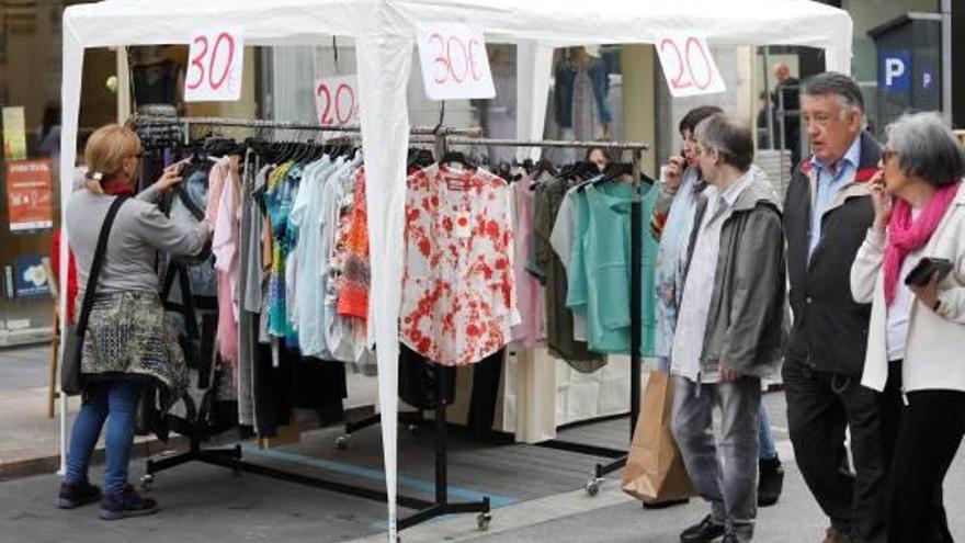 Fira tèxtil i botiga al carrer                      al barri del Veïnat de Salt