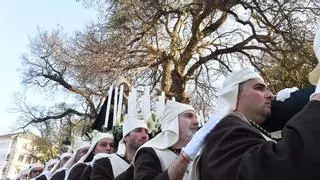 La procesión de Os Caladiños  recorre las calles de la Ciudad Vieja de A Coruña