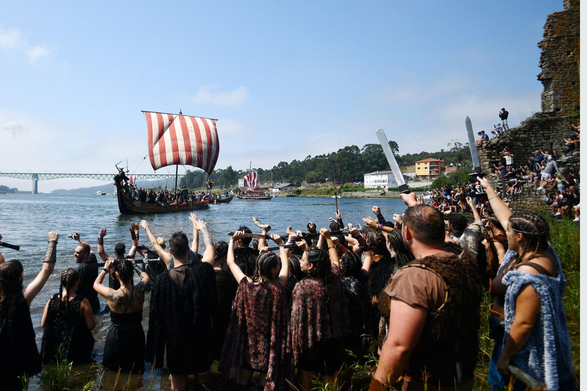 Los vikingos conquistan Catoira en un desembarco multitudinario