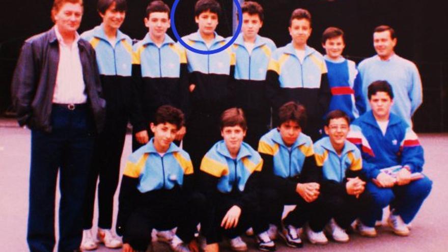 El fallecido, con su grupo de amigos de infancia en el equipo de baloncesto en el que jugaba.