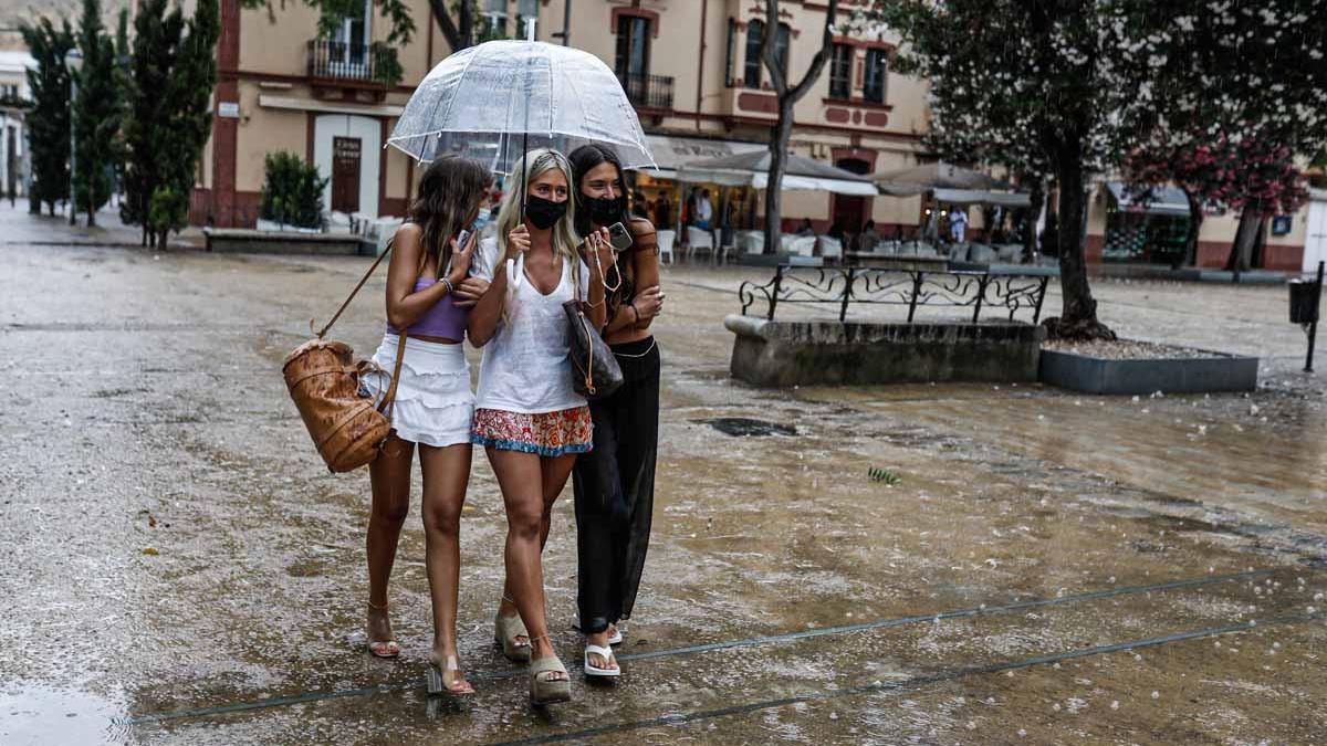 La lluvia torrencial en Formentera provoca más de 15 salidas de los bomberos por inundaciones