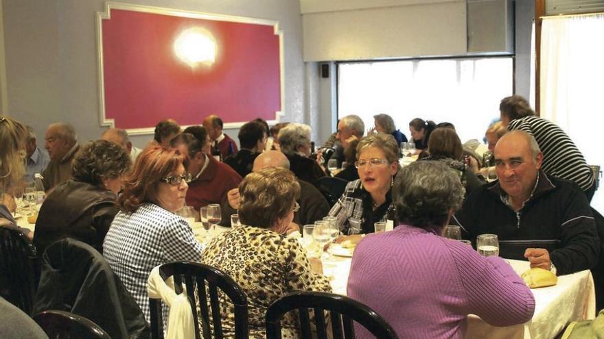 Comida solidaria organizada por la Asociación contra el Cáncer.