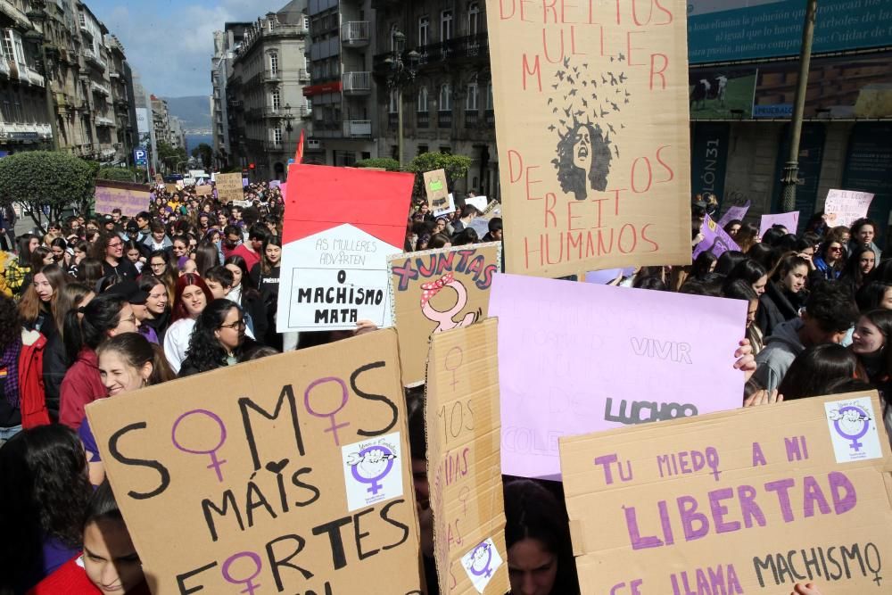 Las jóvenes viguesas se ponen en pie: "Tú, machista, estás en nuestra lista". // Marta G. Brea | Borja Melchor