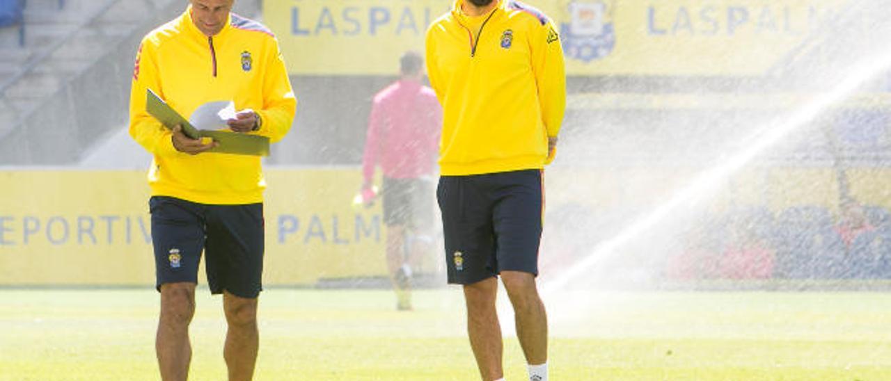 Quique Setién y Éder Sarabia, durante un entrenamiento de esta temporada en el Estadio de Gran Canaria.