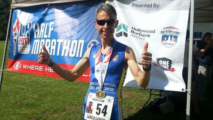 Emilio García, con su medalla de la media maratón de Los Ángeles.