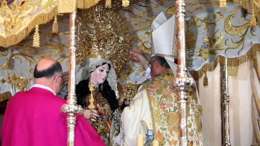 Momento de la coronación canónica de la Virgen del Carmen de San Cayetano, presidida por el obispo Demetrio Fernández.