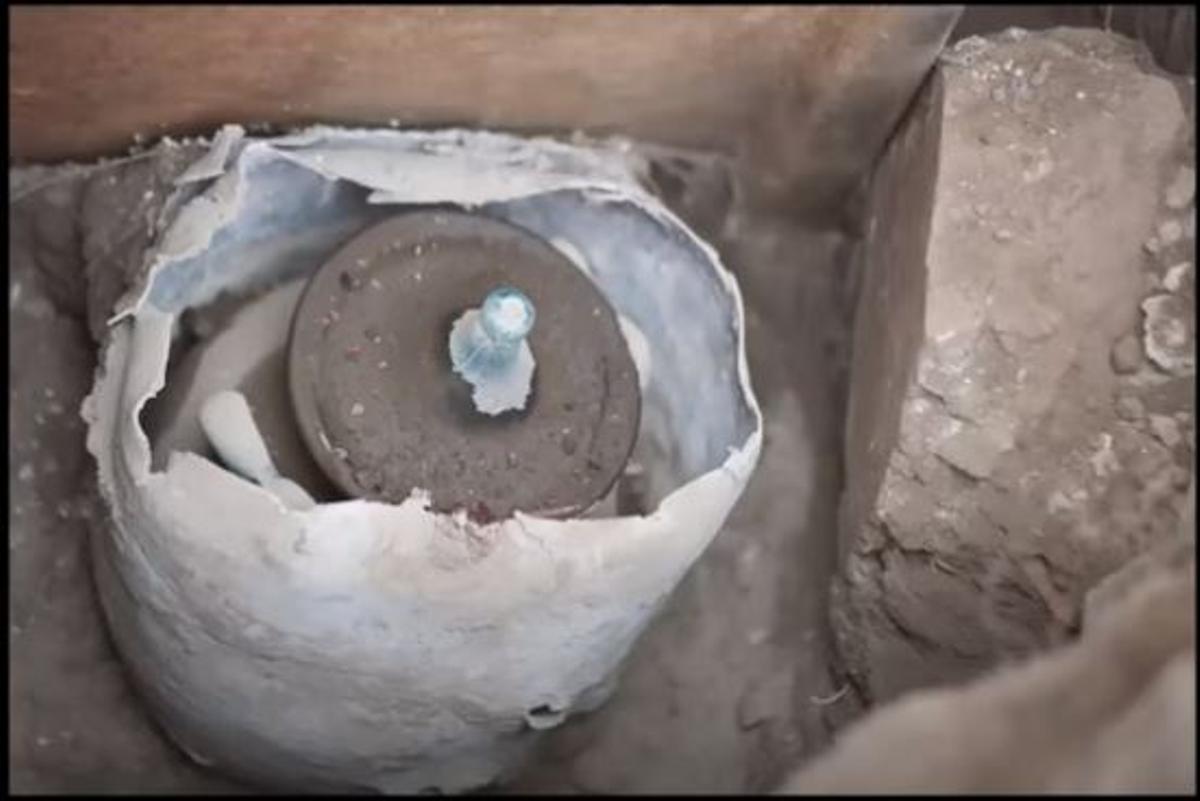 La caja de metal que contenía la urna de cristal donde estaba el "líquido rojizo"