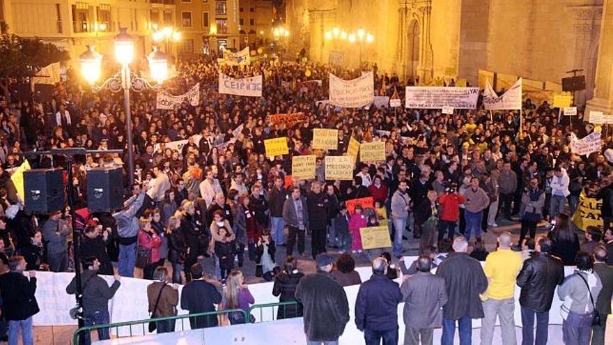 La movilización ayer por las calles del centro de Elche en defensa de la enseñanza pública de calidad y de la libertad de expresión aglutinó a centros venidos de toda la provincia.