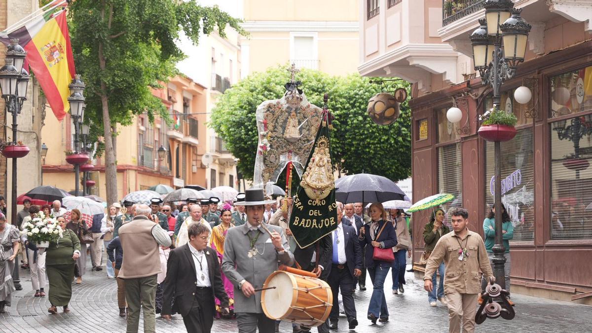 Fotogalería | Badajoz se entrega a la fe rociera con el inicio simbólico del camino