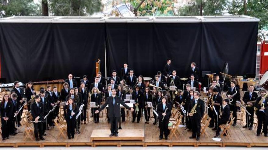 La Unión Lírica Orcelitana, al concluir un concierto recibiendo el aplauso del público.