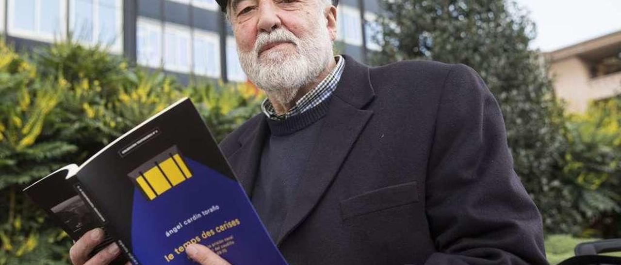 Ángel Cardín Toraño, con uno de sus libros publicados, en una imagen reciente.