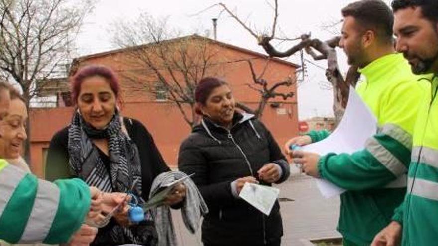 Els participants de la brigada repartint díptics informatius al barri de Sant Joan.