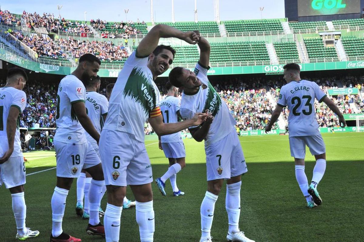 Óscar Plano y Bigas celebran el 1-0 del Elche