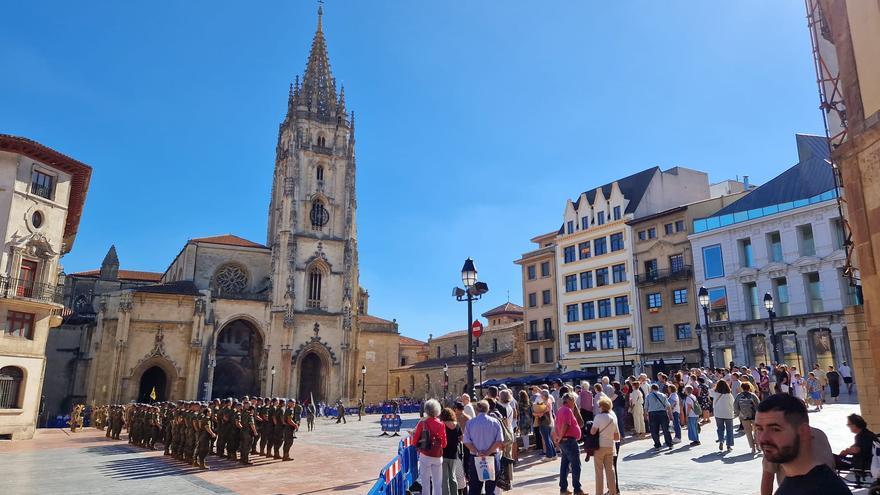 Expectación en la plaza de la Catedral de Oviedo en el inicio de los ensayos de la jura de bandera