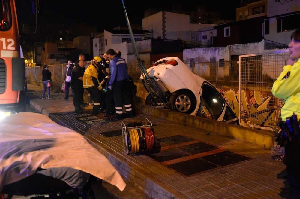 Bei einem Unfall in Palma stürzte ein Pkw samt drei Insassen in einen Graben. Der körperlich behinderte Beifahrer musste von der Feuerwehr aus dem Auto gerettet werden.