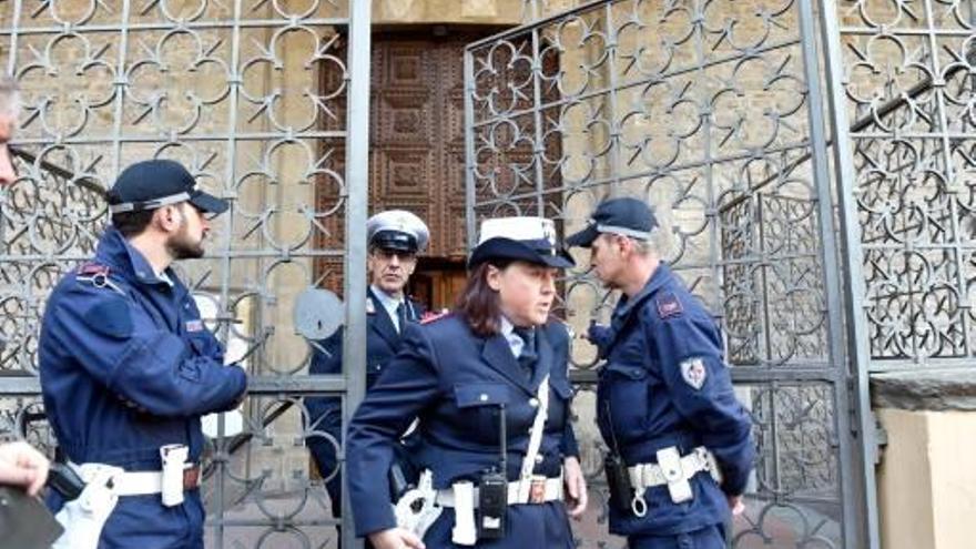 Diversos policies surten de la basílica de la Santa Croce.