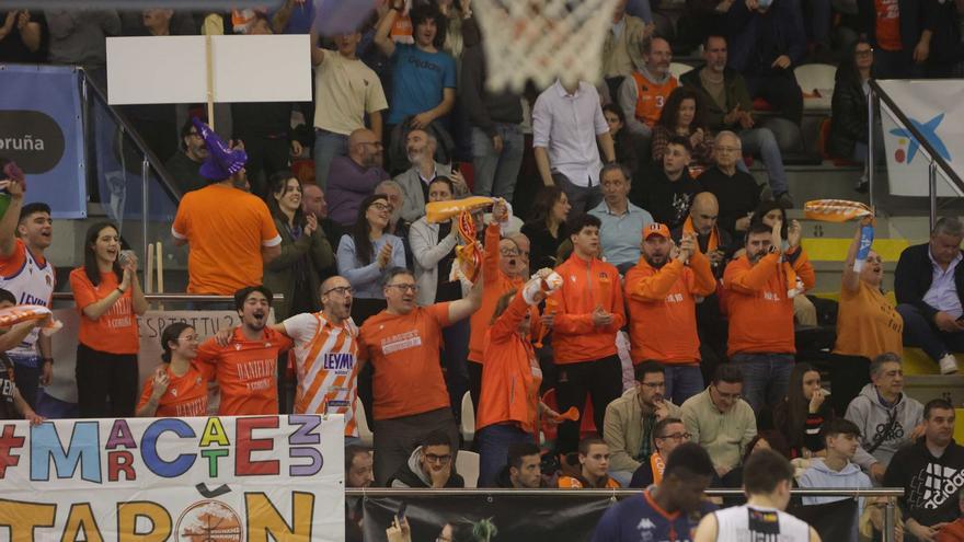 La afición del Leyma, en las gradas del Palacio de los Deportes de Riazor en el partido del miércoles contra el Tizona. |  // IAGO LÓPEZ