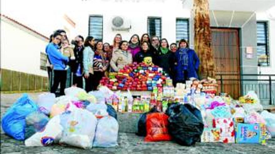 Mujeres Rurales colecta ropa, comida y juguetes