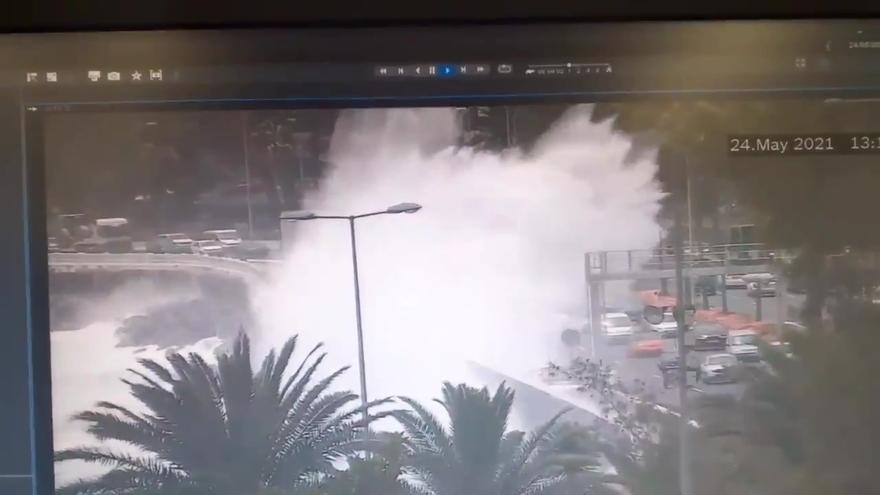 Cierre de un carril en la Avenida Marítima por el fuerte oleaje