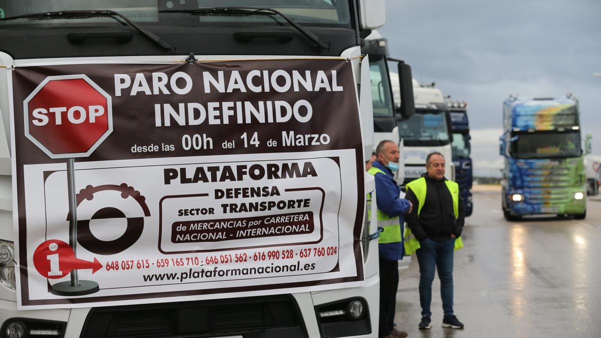 Conductores protestas con sus camiones durante el paro del transporte en San Fernando de Henares, Madrid.