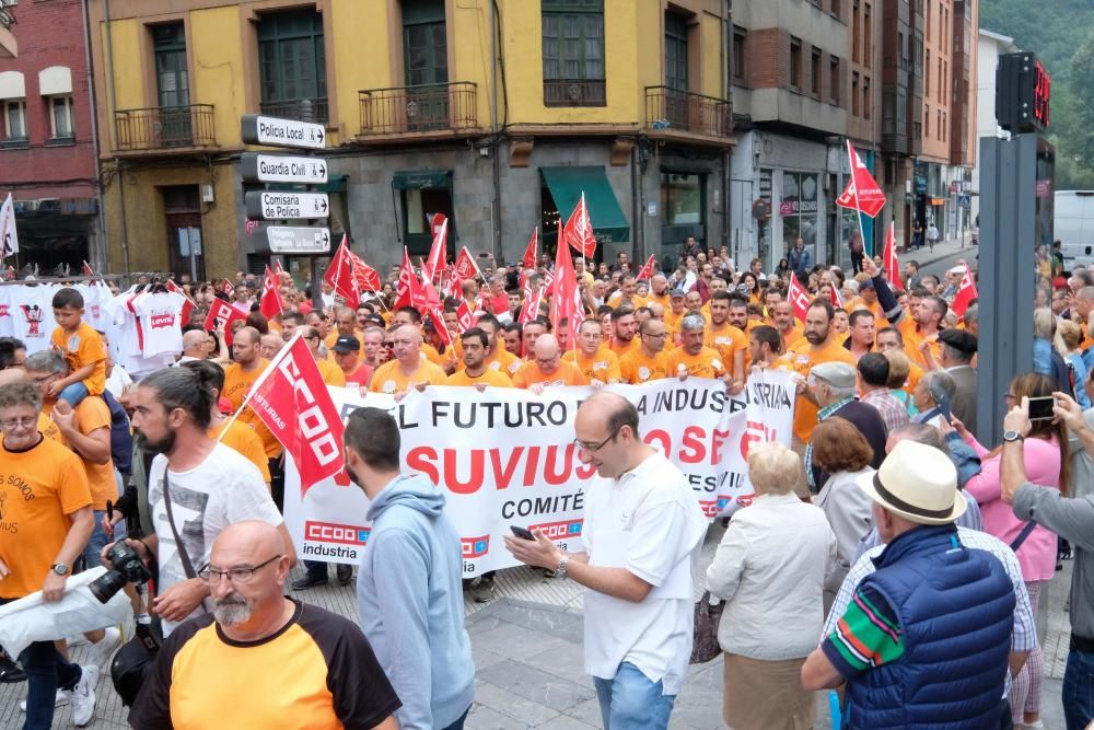 Siete mil personas claman en Langreo contra el cierre de Vesuvius