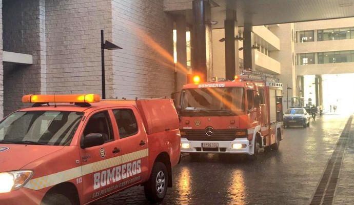 Incendio en un coche en el aparcamiento del Negrín