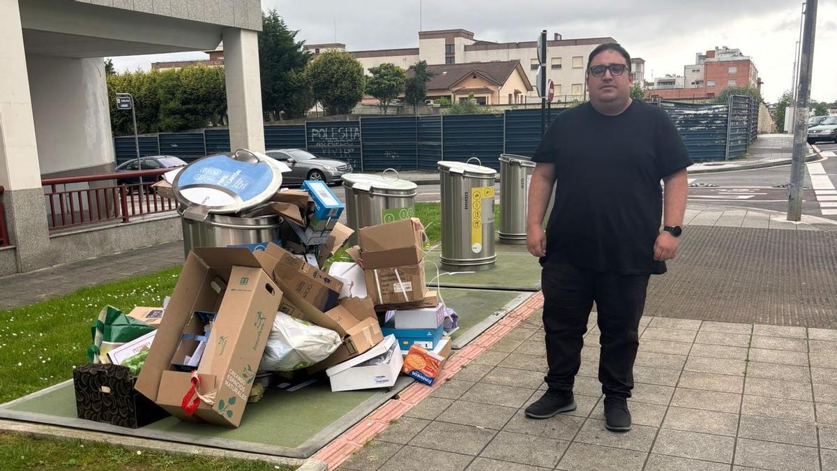 Javier Mateus ante residuos depositados en la Pola.
