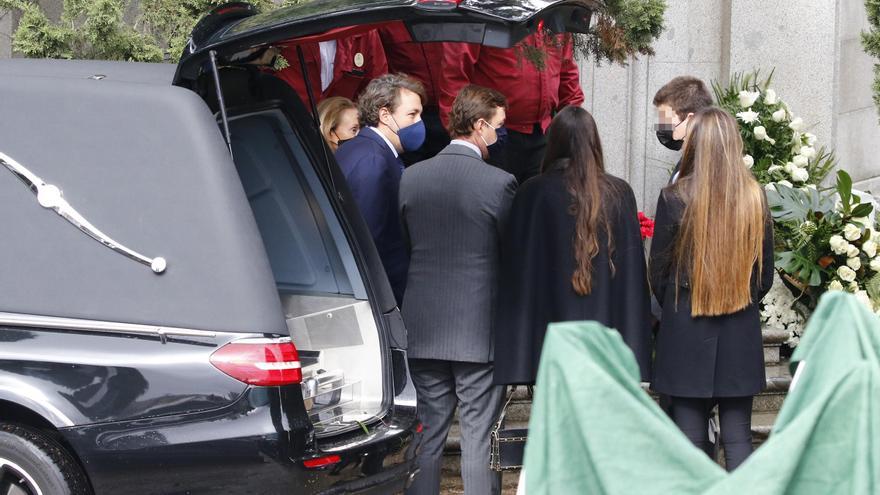 Familiares y amigos de un difunto en un cementerio madrileño.