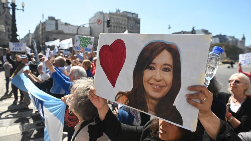 El autor del ataque a Cristina Fernández había posado previamente en unas fotos con el arma