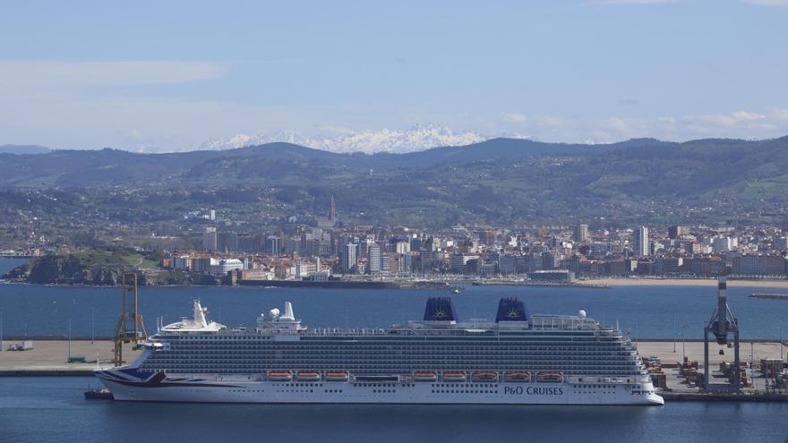 El crucero “Britannia” atracado en el Musel, en una de sus escalas en Gijón.