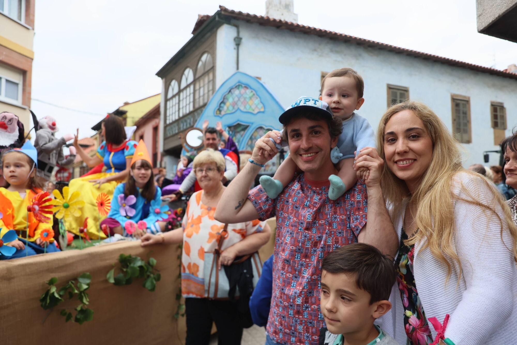 EN IMÁGENES: El desfile de carrozas por las fiestas del Carmen de Luancoi