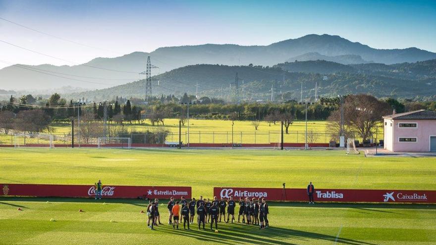 Schlechte Nachrichten in malerischer Kulisse: Hertha BSC beim Training auf Mallorca.