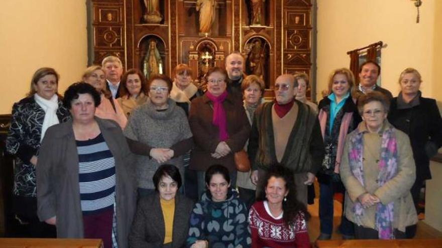 Los componentes del coro de Perlora, en la iglesia de San Salvador.