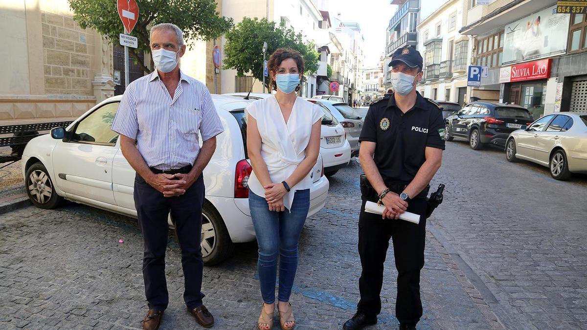 Raquel Casado, junto al responsable de Carmocon y al jefe de Policía.