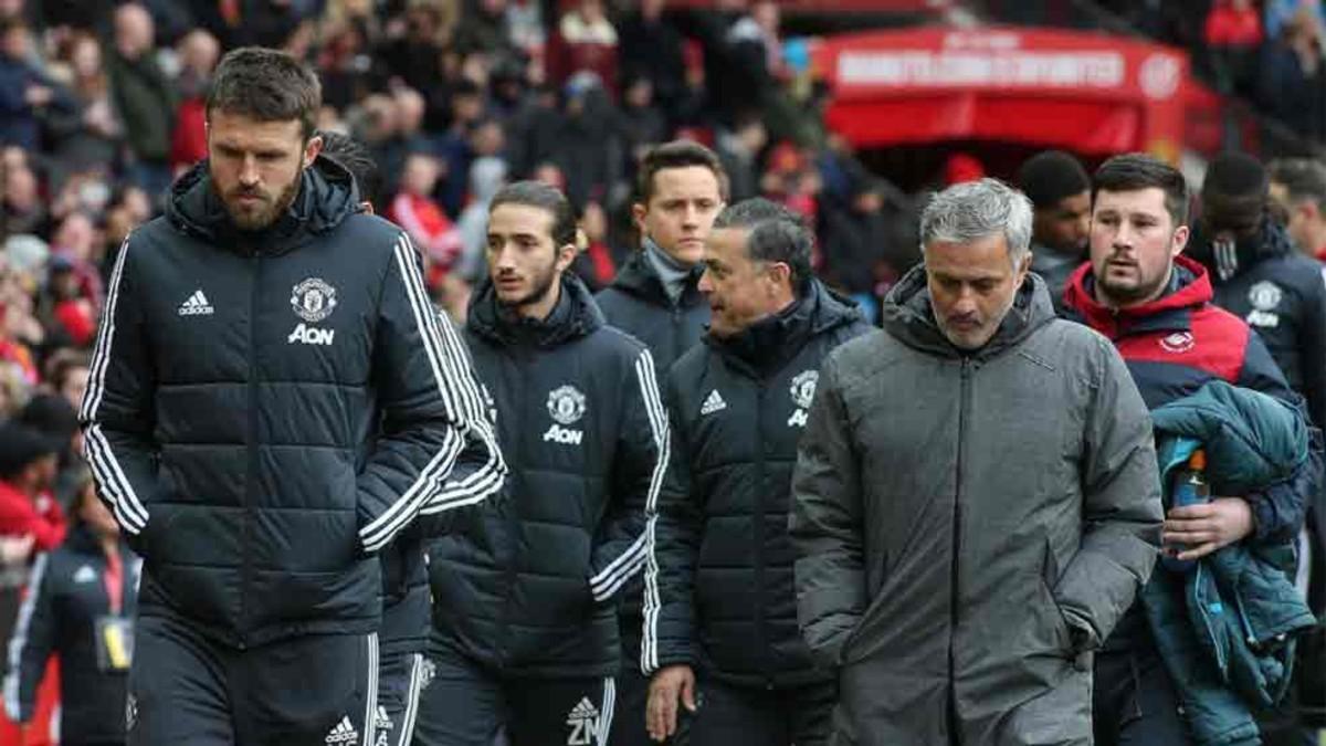 El hijo de Mourinho, en el centro, junto al resto del staff del Manchester United