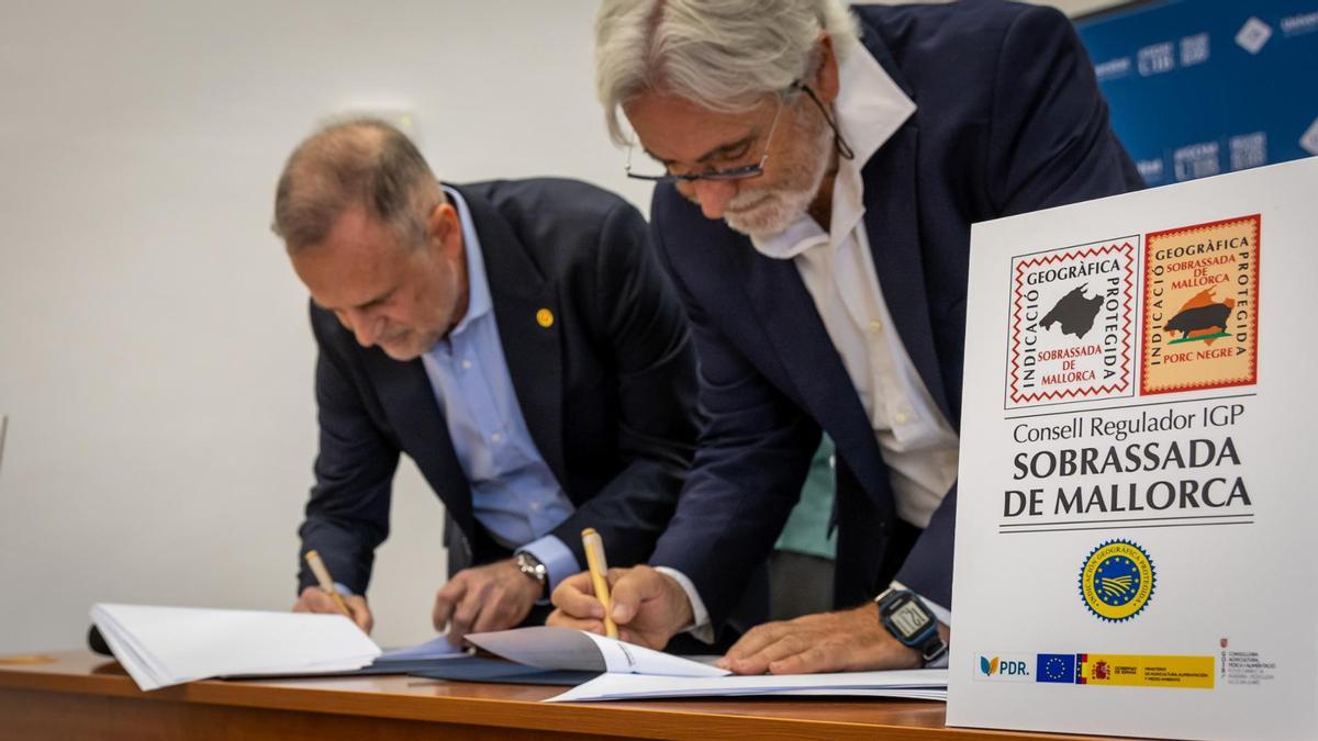Jaume Carot y Andreu Palou, este lunes en el momento de la firma del convenio para la nueva cátedra.