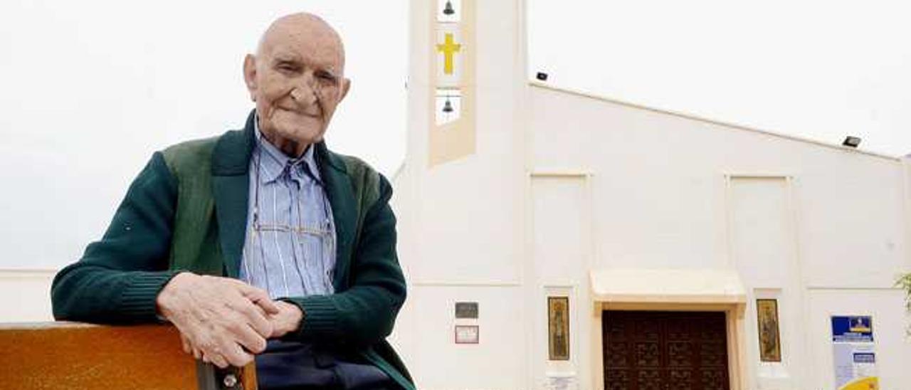 José Manuel Ruiz Gutiérrez, en la plaza de Clavellinas, con la iglesia al fondo.