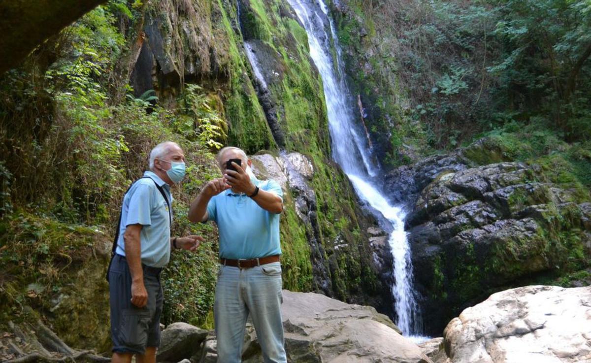 UNA joya en cascada. Las cascadas de Oneta, en el concejo de  Villayón, uno de los principales  reclamos de la comarca, se preparan para desarrollar un plan de recuperación y embellecimiento.