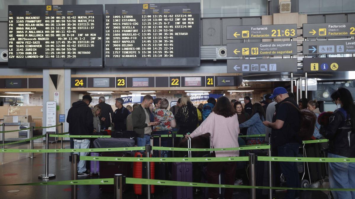 Pasajeros en el aeropuerto de Valencia