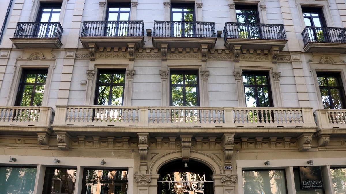 Façana de l&#039;hotel Atrium Palace, a la Gran Via de Barcelona, l&#039;endemà de la intervenció dels Mossos d&#039;Esquadra per alliberar una persona que hauria estat segrestada