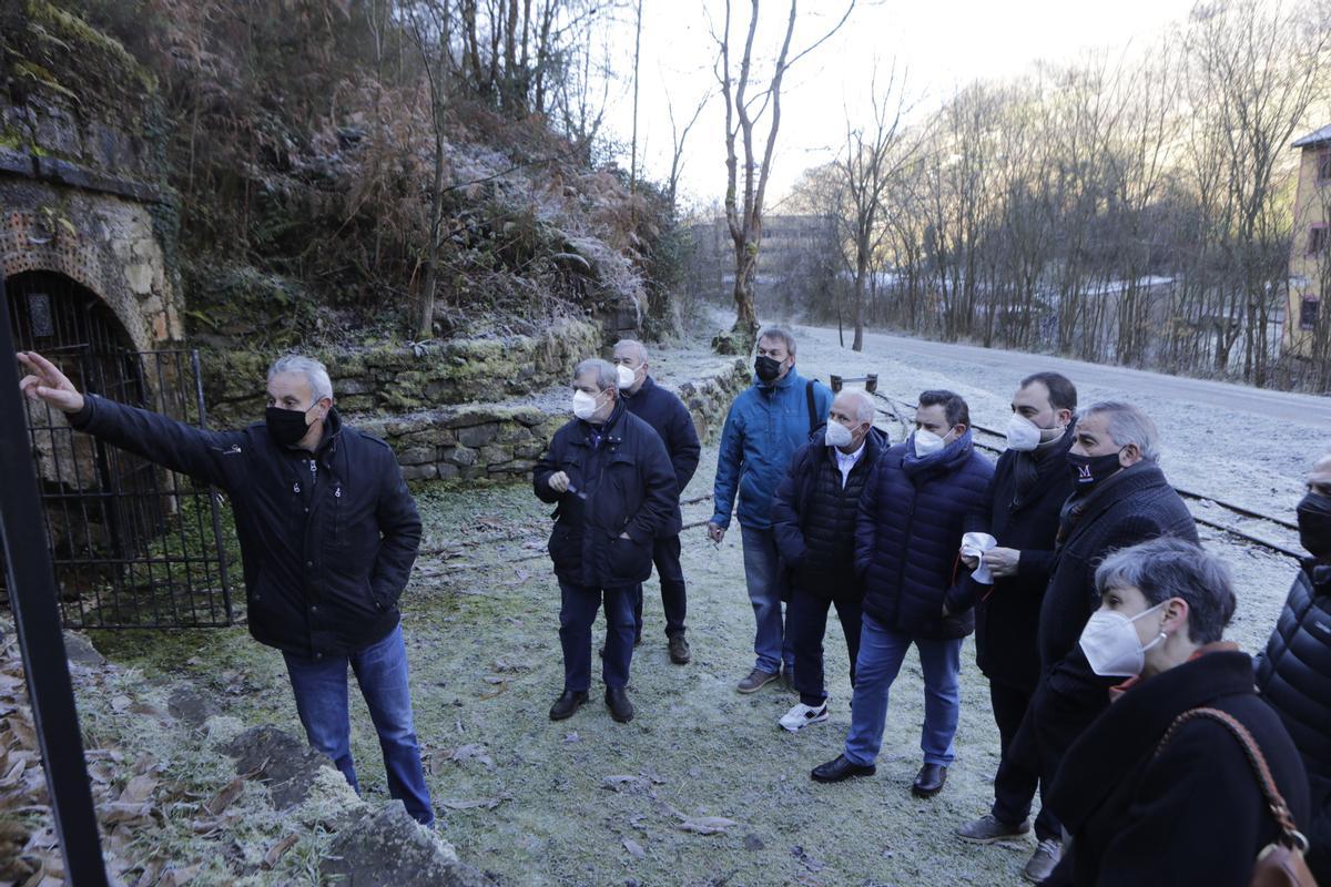 La visita de Adrián Barbón a la exposición de McCall