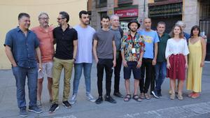 Cesc Casadesús (izquierda), director del Festival Grec, junto al equipo de ’Carrer Robadors’, en la zona del Raval donde transcurre parte de la obra.