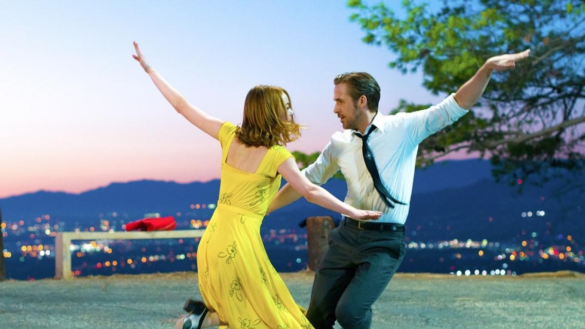 Ryan Gosling y Emma Stone, en una escena del musical 'La La Land'.