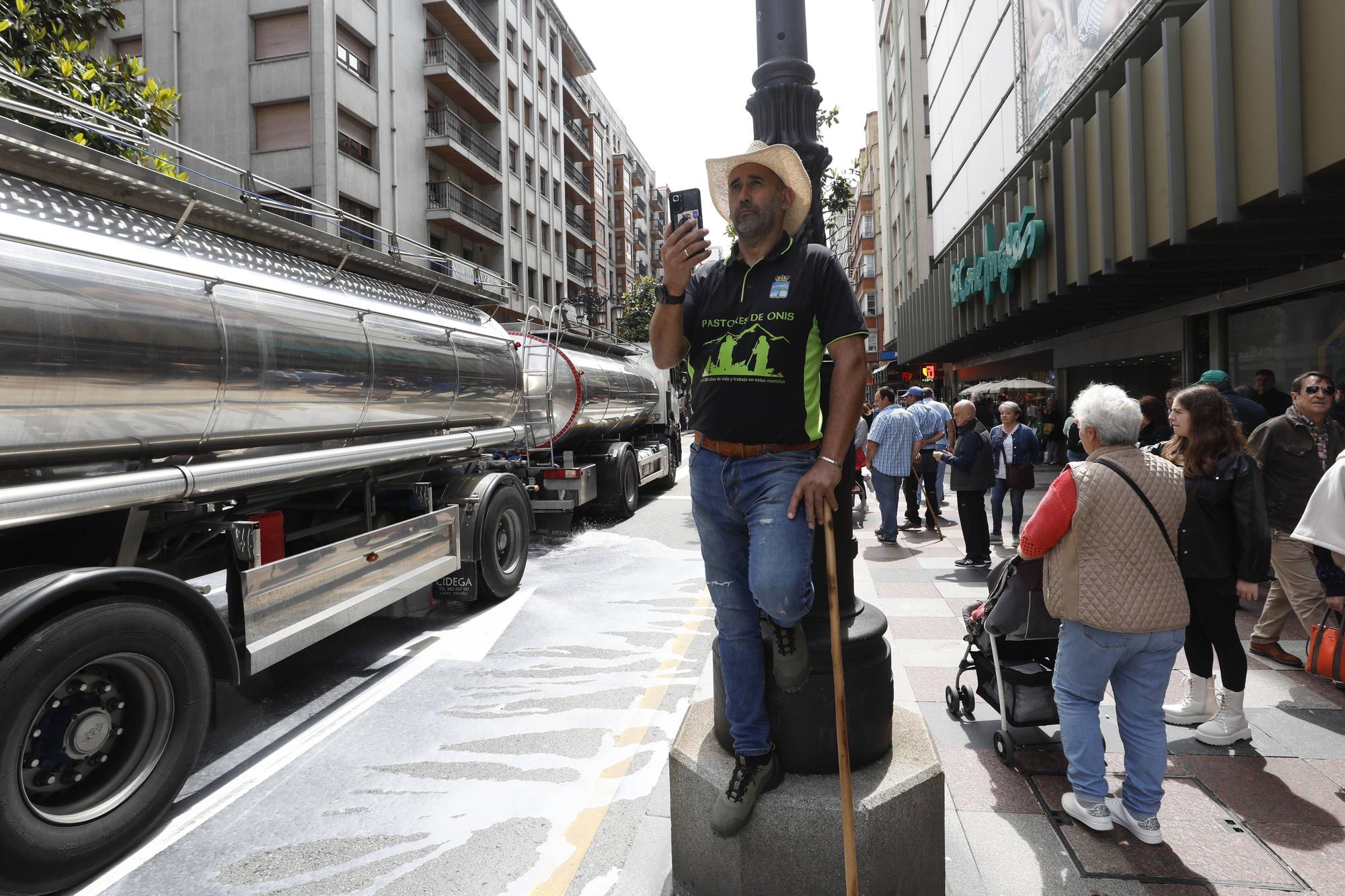 EN IMÁGENES: Así fue la tractorada de protesta del campo asturiano en Oviedo