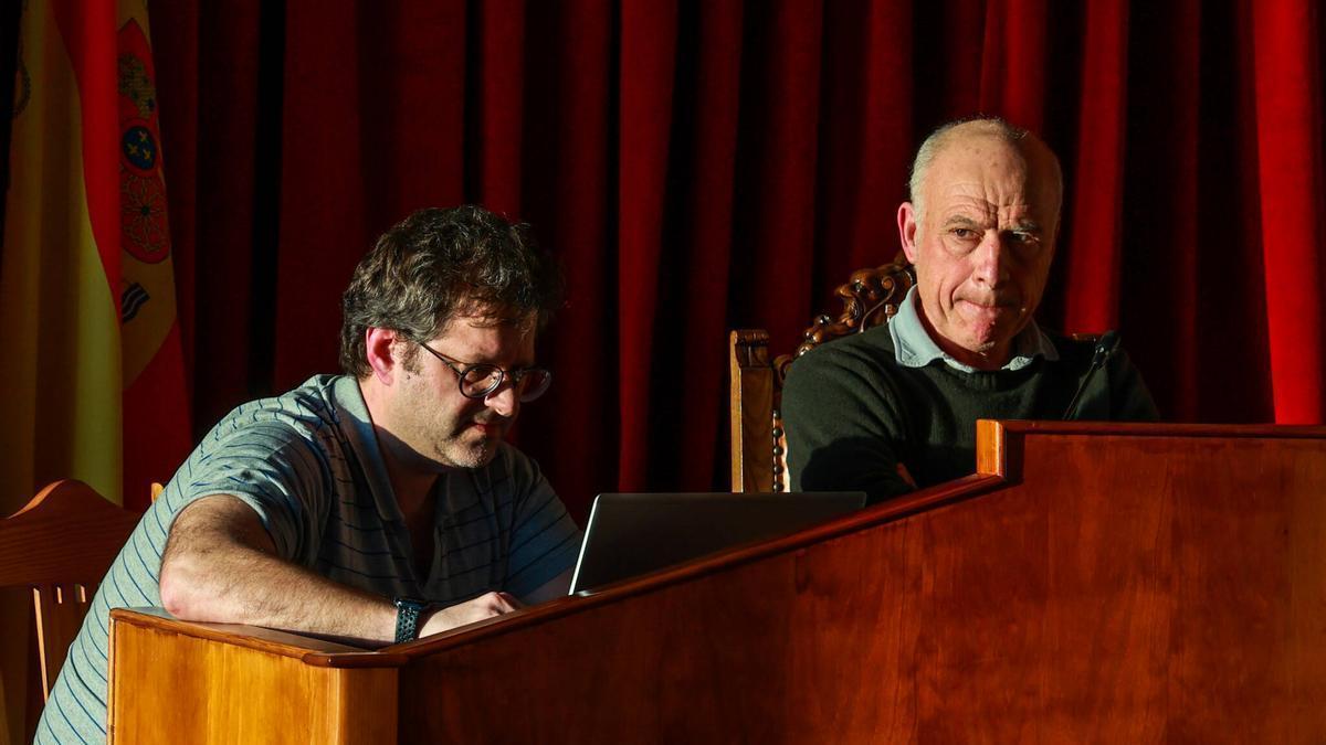 El secretario municipal y el alcalde, en un pleno.