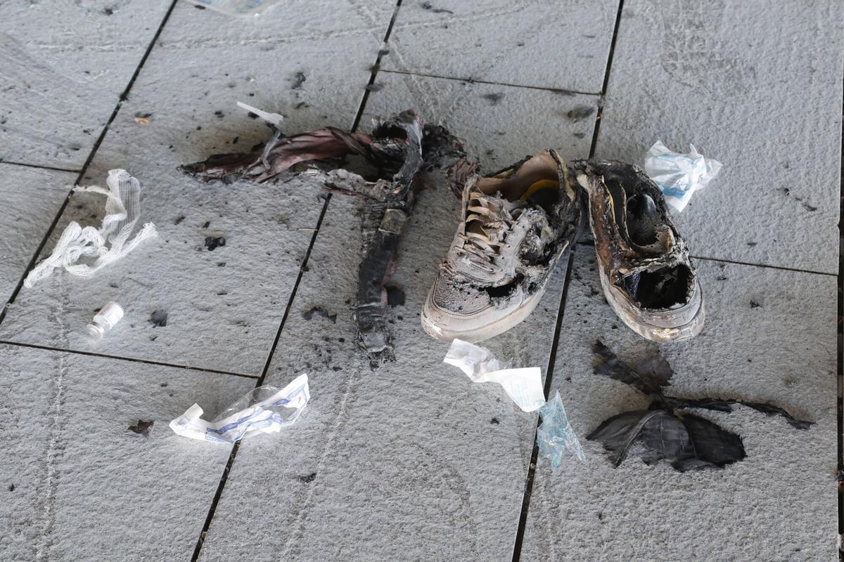 Zapatillas y restos de ropa presentes en el lugar de los hechos.